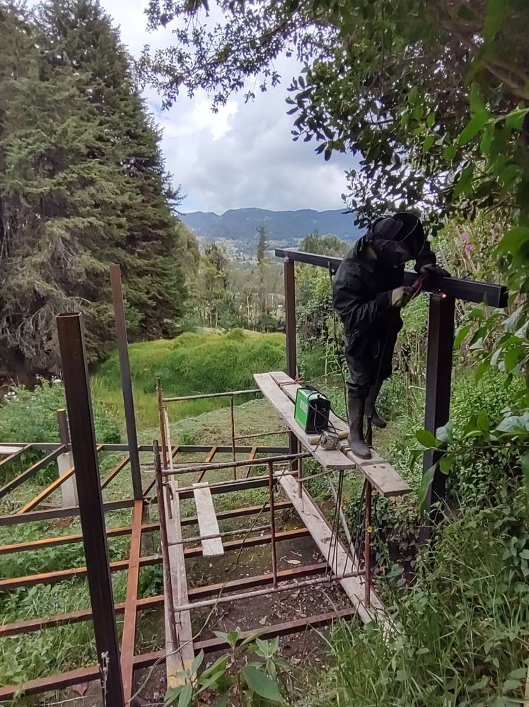 Sergio soldando la estructura metálica de la cabaña